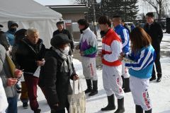 ファンらを出迎える(右から)今井騎手、中村騎手、中山騎手