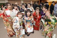 晴れ着姿で記念撮影に収まる女性たち（広尾）