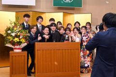式が終わりリラックスした雰囲気で写真を撮る参加者たち（新得）