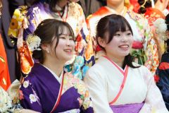 晴れ着姿で笑顔の女性たち（広尾）