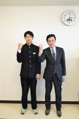 加賀教育長（右）に道大会での健闘を誓った小澤さん