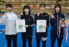 女子学校対抗を制した忠類。（左から）島田紗采、鳥毛唯奈、小原唯奈、黒坂理央