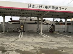 激しい揺れで店敷地内の備品が倒れたカナショクのガソリンスタンド（輪島市内。オカモト提供）