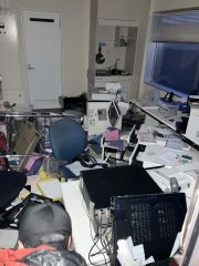 激しい揺れで事務所内の棚や書類が散乱した輪島店（オカモト提供）