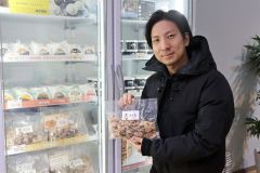 一口サイズの唐揚げ「揚乃屋　あげ丸」を紹介する菅沼さん