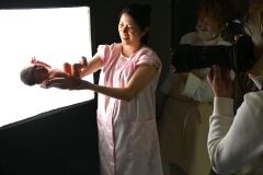 赤ちゃんとお母さんの「今だけの表情」を逃さないように…とシャッターを切る