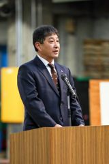 年頭のあいさつをする高嶋社長（５日午前７時ごろ、平栗玲香通信員撮影）