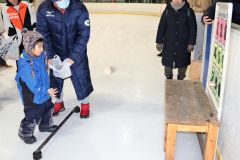 ストラックアウトに挑戦する子ども