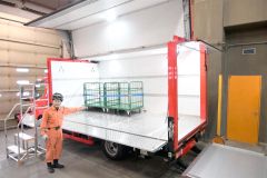 荷台はガルウイングで大きく開く。防災イベントのステージや、災害時の現場指揮所としても活用を想定している