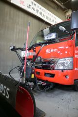 車両前方にはスノープラウ(左端)を装着。積雪時の現場への進入や、ドクターヘリの着陸地の除雪などで使われる