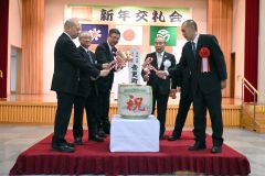 樽酒を鏡開きする小野町長（右から３人目）、高瀬議長（同５人目）と辰年生まれの４人