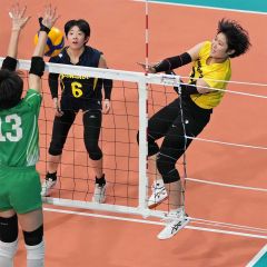 【女子１回戦・札幌山の手―八王子実践】第２セット、スパイクを放つ札幌山の手・妹尾花菜（右、大賀章好撮影）
