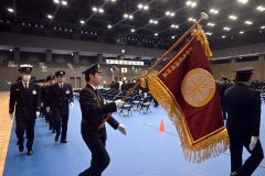 分列行進をする消防団員ら