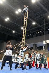 はしご乗りをする鳶職人ら