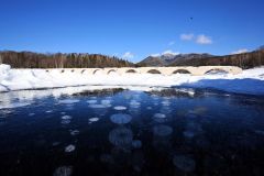 凍った糠平湖に出現したアイスバブル。(4日、タウシュベツ川橋梁付近で。須貝拓也撮影)