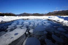 凍った糠平湖に出現したアイスバブル(4日、須貝拓也撮影)