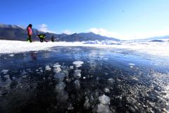 凍った糠平湖に出現したアイスバブル(4日、須貝拓也撮影)