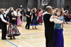昨年行われた市内の老人クラブ会員によるダンスサークルの交流会。まだマスクをしているが交流を密にした活動が徐々に再開している