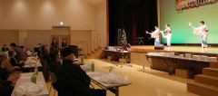 抽選会や舞踊などを楽しんだ参加者