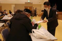 抽選会や舞踊などを楽しんだ参加者