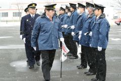 服装手帳点検をする中川団長（中央）ら
