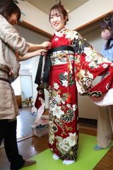 手際よく着付けを行うスタッフと笑顔を見せる女性（７日午前９時１５分ごろ、ルッコラで。平栗玲香通信員撮影）