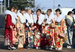 旧友との再会を喜び、式典に集う出席者（７日午前１０時５０分ごろ。音更町文化センターで。金野和彦撮影）