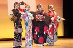 一生に一度の晴れ舞台―。笑顔もとびきり（７日、士幌。大健太郎撮影）
