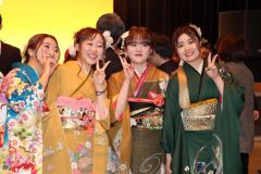 式典後に集まって記念撮影する出席者（７日、士幌。大健太郎撮影）