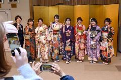 懐かしい同級生らと写真に収まるはたちを祝う会の参加者たち（３日、新得。平田幸嗣撮影）
