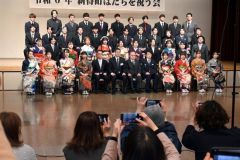 式後に参加者で記念写真を撮影する参加者たち（３日、新得。平田幸嗣撮影）
