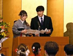 「責任感を持って未来を切り開ける若者になる」と決意表明を読み上げる参加者代表の（左から）匂坂愛唯さんと山内丈太朗さん（３日、新得。平田幸嗣撮影）