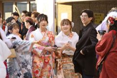 笑顔があふれる式典後の会場前（７日、帯広。平栗玲香通信員撮影）
