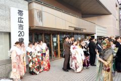 笑顔があふれる式典後の会場前（７日、帯広。平栗玲香通信員撮影）