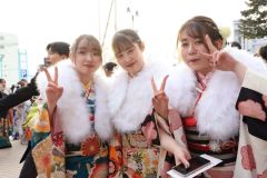 笑顔があふれる式典後の会場前（７日、帯広。平栗玲香通信員撮影）