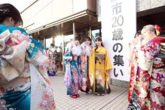 記念撮影する二十歳の女性（７日、帯広。平栗玲香通信員撮影）
