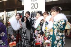 記念撮影する二十歳の女性（７日、帯広。平栗玲香通信員撮影）