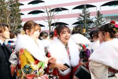 笑顔があふれる式典後の会場前（７日、帯広。平栗玲香通信員撮影）