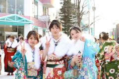 笑顔があふれる式典後の会場前（７日、帯広。平栗玲香通信員撮影）