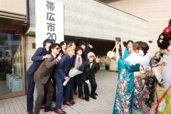 記念撮影する二十歳の男性（７日、帯広。平栗玲香通信員撮影）