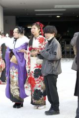 個性が光る着付けで来場した二十歳の女性ら（７日、帯広。平栗玲香通信員撮影）