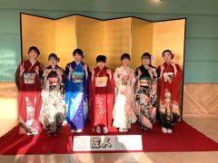 屏風前で晴れ着姿で記念撮影に収まる女性たち（３日、陸別。北雅貴撮影）