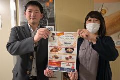 アイヌ料理のレシピ教室をＰＲする道の職員