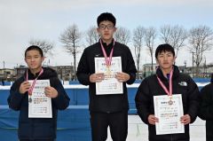 男子５００メートル表彰式。中央は優勝の宮本哲朗（帯一）、左は２位の川岸虎太朗（帯七）、右は３位の水口翔介（更別中央）