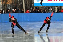 【男子５００メートル】優勝した宮本哲朗（左、帯一）と２位の川岸虎太朗（右、帯七）がバックストレートで競り合う