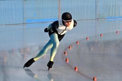 【男子１５００メートル】低い姿勢のままコーナーを駆け抜ける菅原瑞生（鹿追）