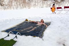 くったり湖の水風呂を楽しむ参加者