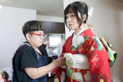 手際よく着付けを行うスタッフと引き締まった表情を見せる大学生（７日午前９時ごろ、ルッコラで。平栗玲香通信員撮影）