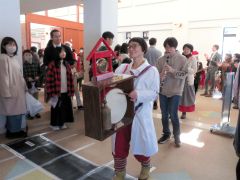 クリスマスソングを歌いながら会場内を練り歩くトカチンドン