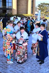 旧友との再会を喜び、式典に集う出席者（７日午前１１時ごろ。音更町文化センターで。金野和彦撮影）